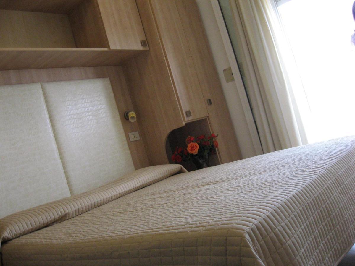 Hotel Rosati Rimini Bagian luar foto
