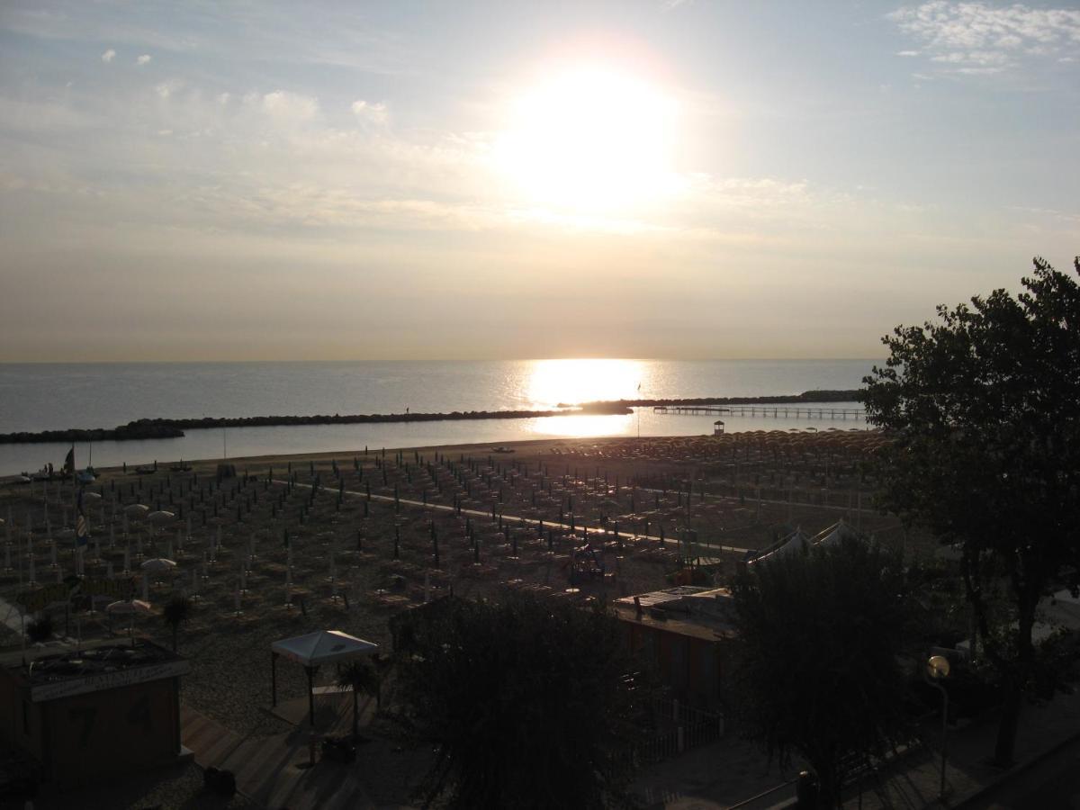 Hotel Rosati Rimini Bagian luar foto
