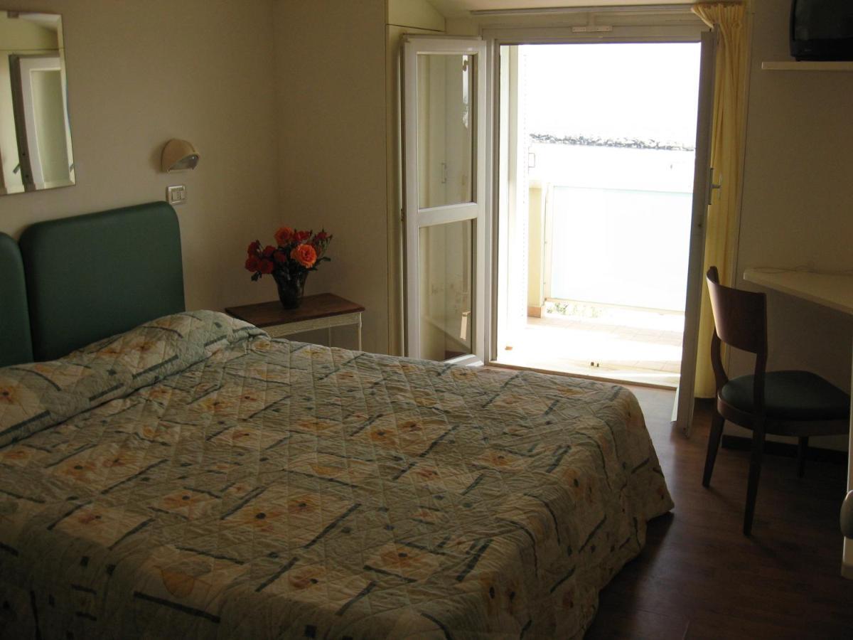 Hotel Rosati Rimini Bagian luar foto