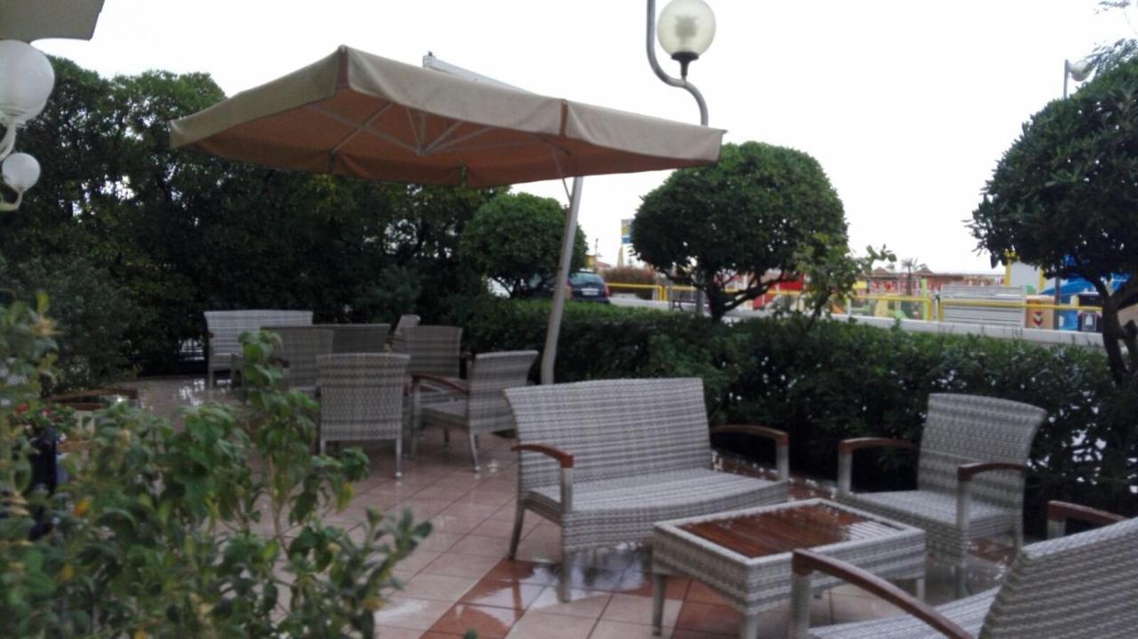 Hotel Rosati Rimini Bagian luar foto